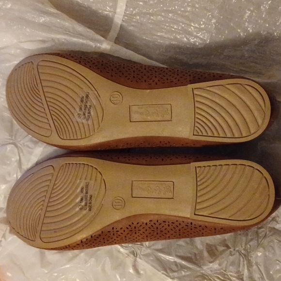 BUY 1 GET 1 FREE: 2 Women Flat Shoes - Picture 6 of 13